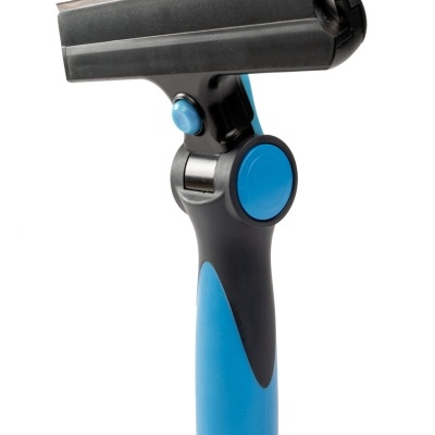 Raspador com cabo azul e preto e lâmina metálica