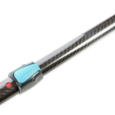 Vara longa preta com botão azul claro e botão vermelho numa superfície branca