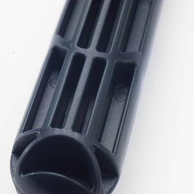 Peça plástica preta com ranhuras longitudinais
