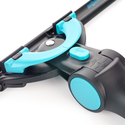 Limpa vidros com cabo preto e detalhes em azul