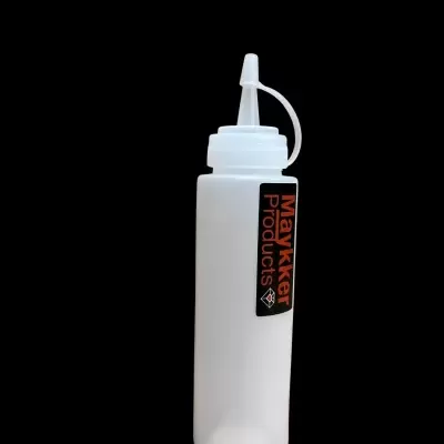 Frasco de plástico branco com tampa de bico aplicador e selo Maykker Products.