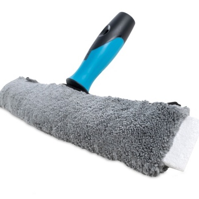 Mopa de microfibra cinza com cabo azul e preto