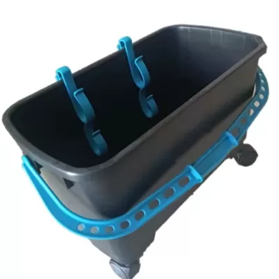 Balde preto com alça azul e roda