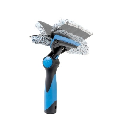 Rodo com esfregão azul e preto em fundo branco