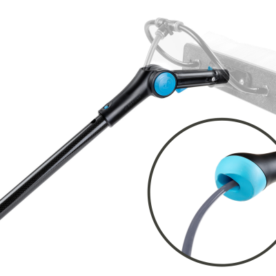 Vara telescópica preta com empunhadura azul clara com cabo a sair