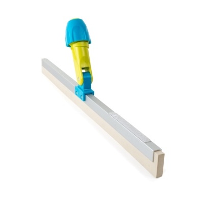 Espátula com cabo azul e amarelo e lâmina longa metálica