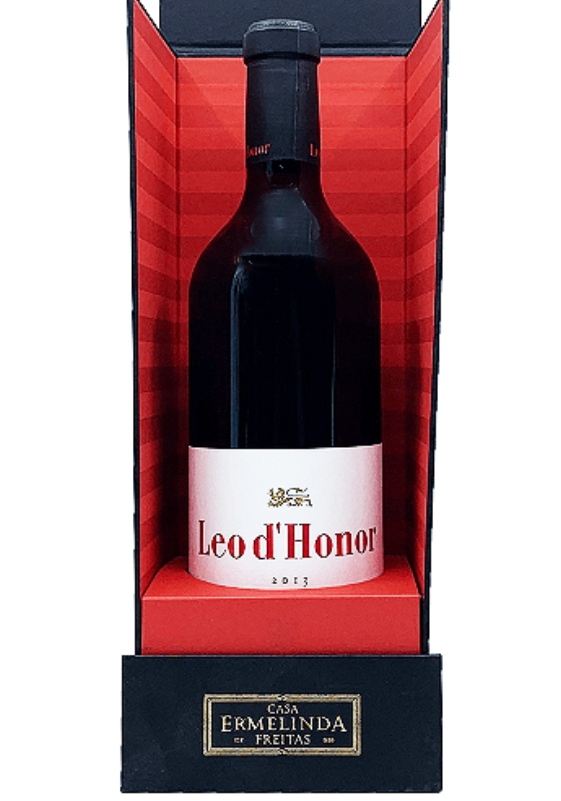 Garrafa de vinho Leo d'Honor 2017 numa caixa preta com interior vermelho