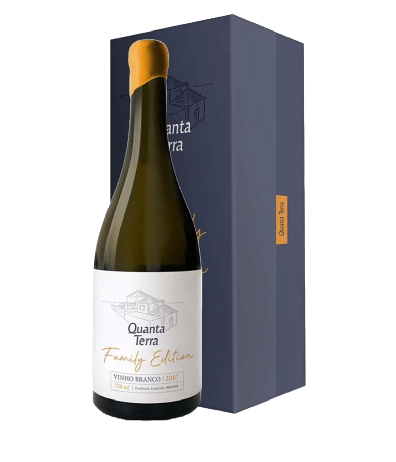 Garrafa de vinho branco Quanta Terra Family Edition 2007 com caixa azul escuro.