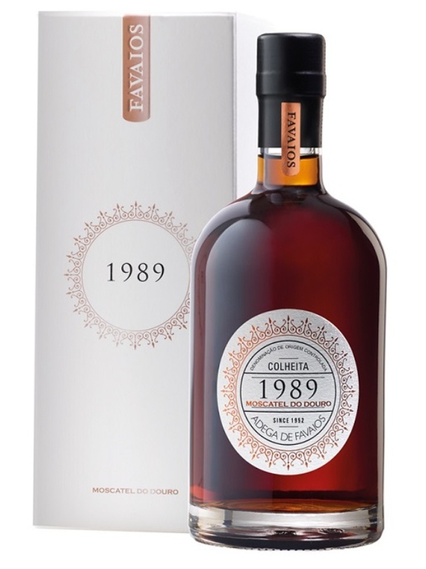Garrafa de moscatel do Douro 1989 ao lado da caixa correspondente