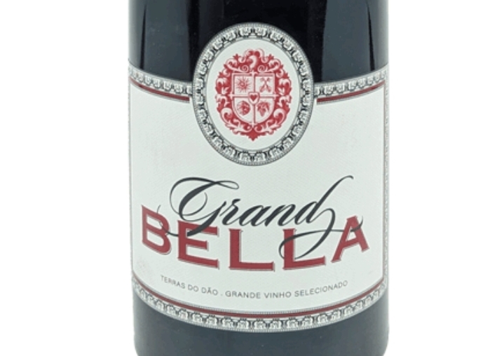 Garrafa de vinho tinto com rótulo branco e texto Grand BELLA