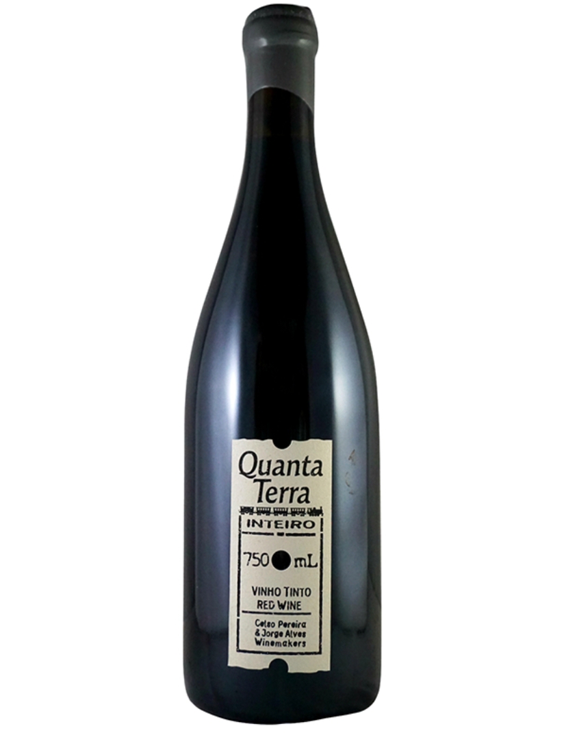 Garrafa de vinho tinto Quanta Terra com rótulo creme e texto preto