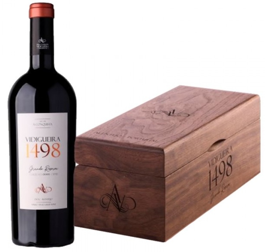 Garrafa de vinho tinto com caixa de madeira escura