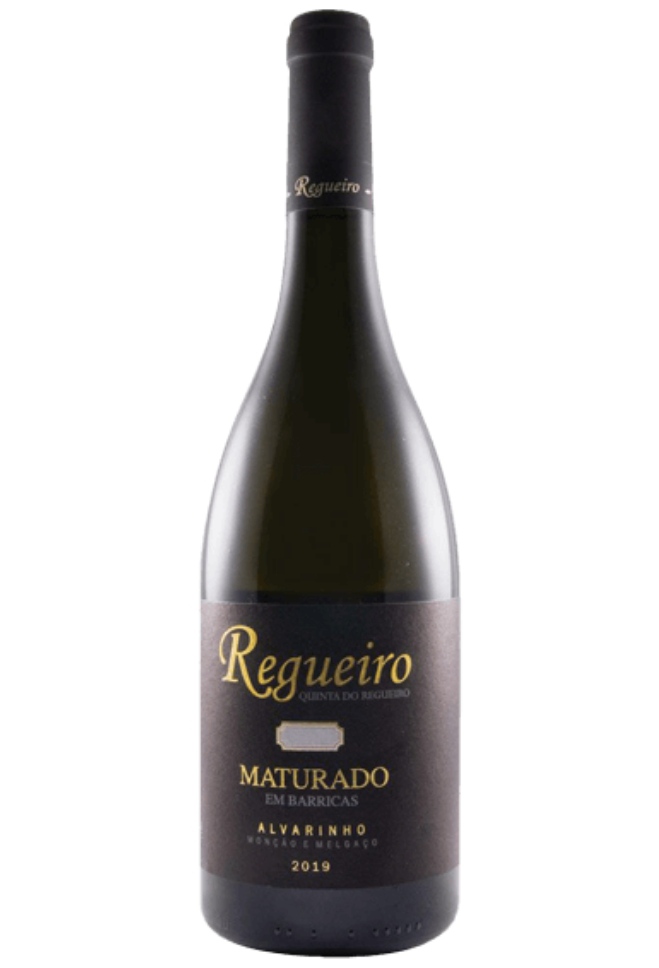 Garrafa de vinho branco Regueiro Maturado em Barricas Alvarinho 2019 com rótulo preto
