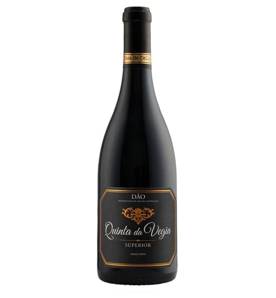 Garrafa de vinho tinto Quinta da Vegia Superior com rótulo preto e dourado