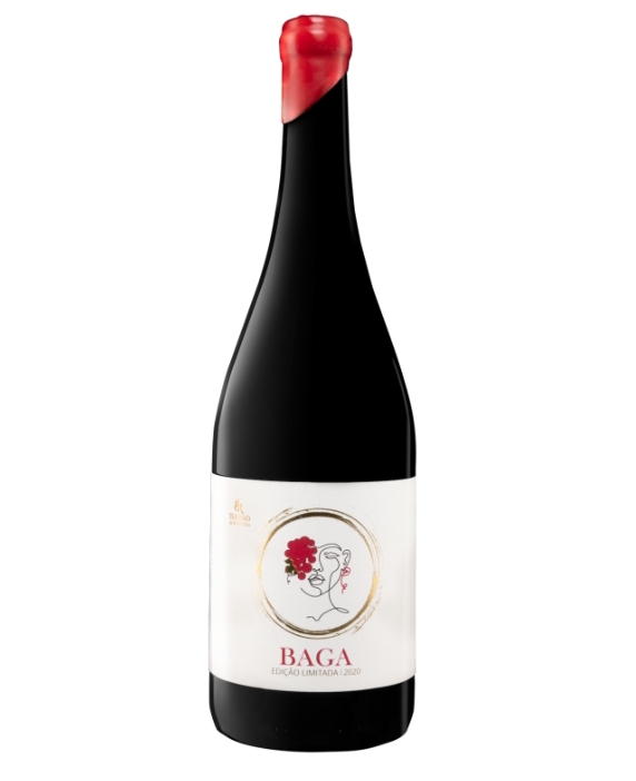 Garrafa de vinho BAGA com selo vermelho e rótulo branco com rosto feminino