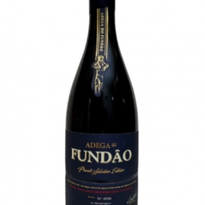 Garrafa de vinho Adega do Fundão com rótulo preto e texto dourado