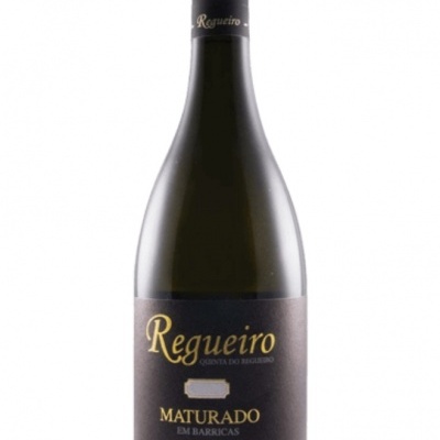 Garrafa de vinho branco Regueiro Maturado em Barricas Alvarinho 2019 com rótulo preto