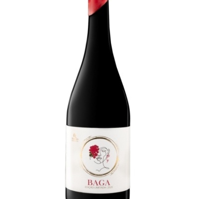 Garrafa de vinho BAGA com selo vermelho e rótulo branco com rosto feminino