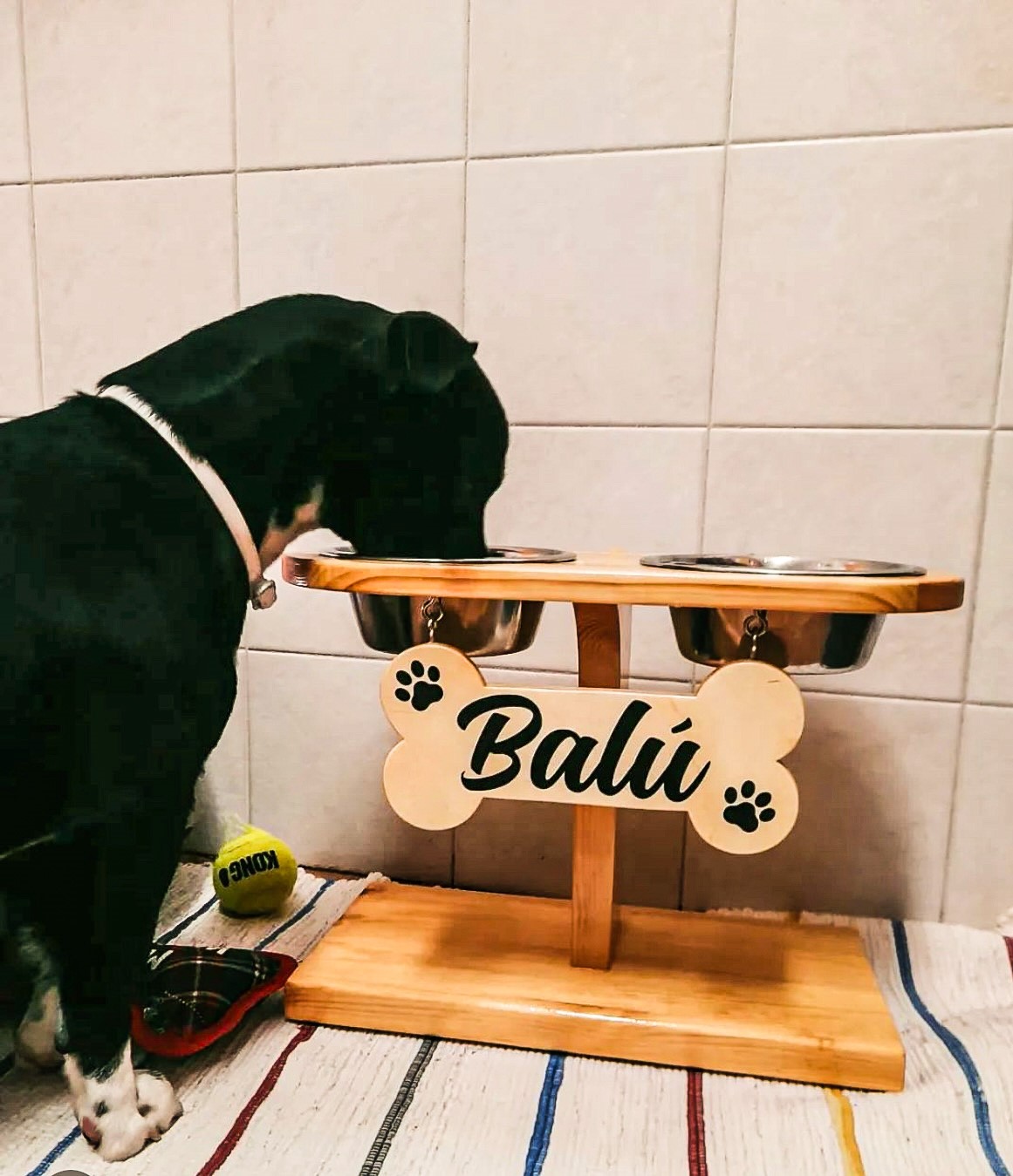 Comedouro para cães de madeira com duplo recipiente inox e placa com o nome Balú.