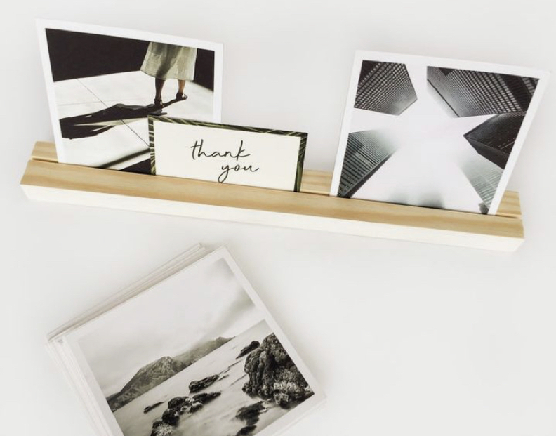 Suporte de madeira com fotografias e cartão 'thank you'
