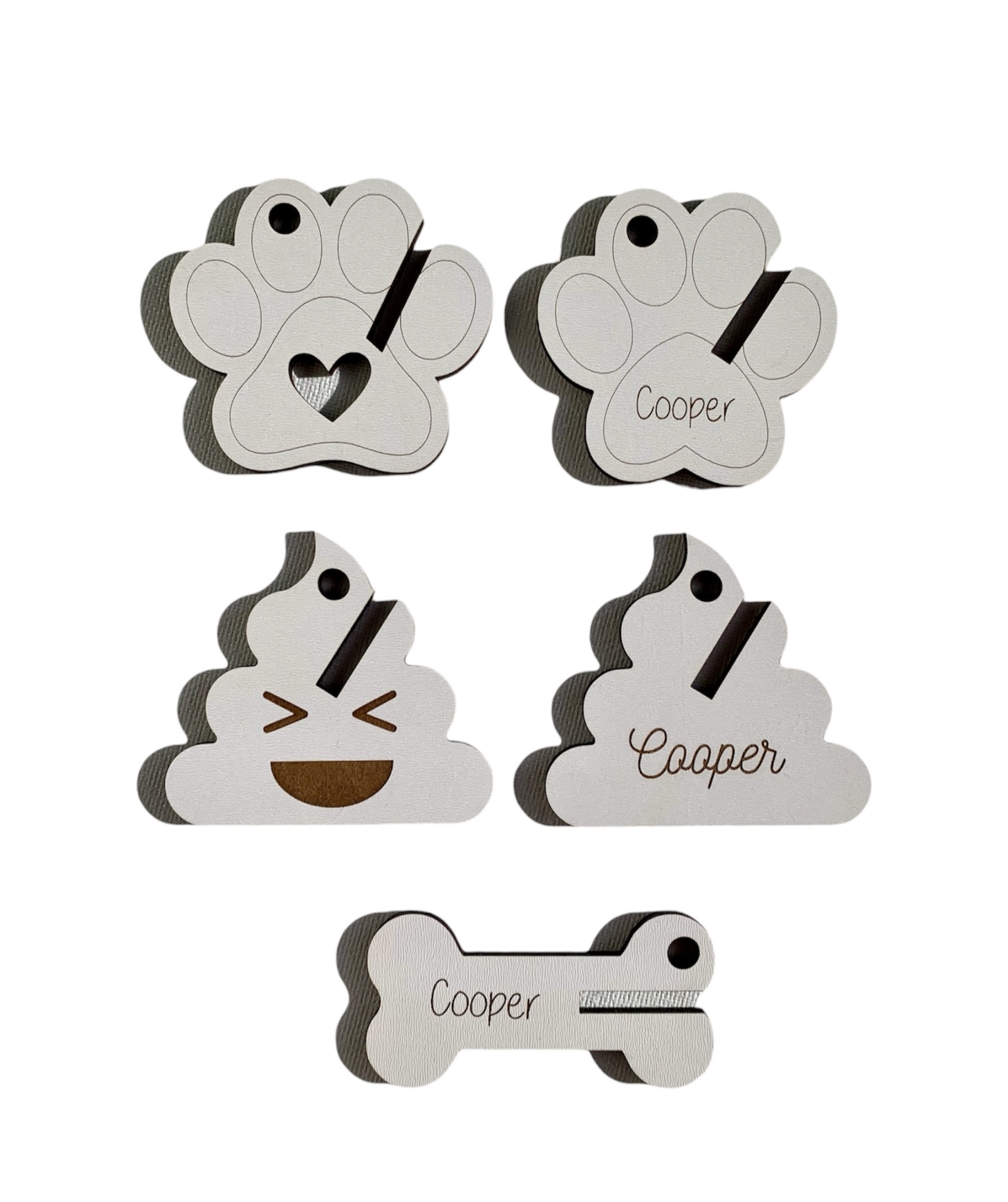 Peças de EVA em formas de pata, monte e osso com o nome Cooper