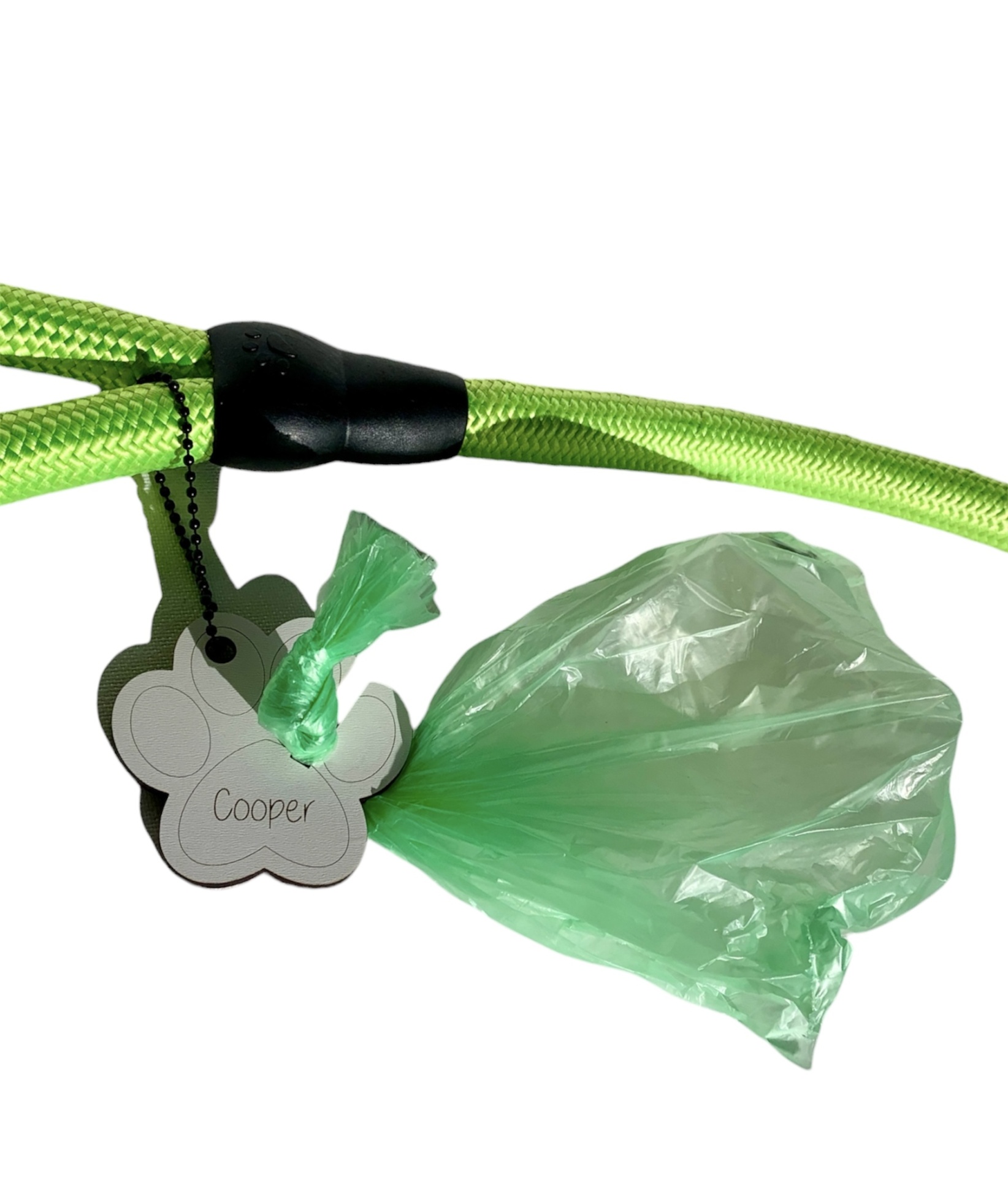 Corda verde com saco plástico verde e etiqueta cinzenta 'Cooper'
