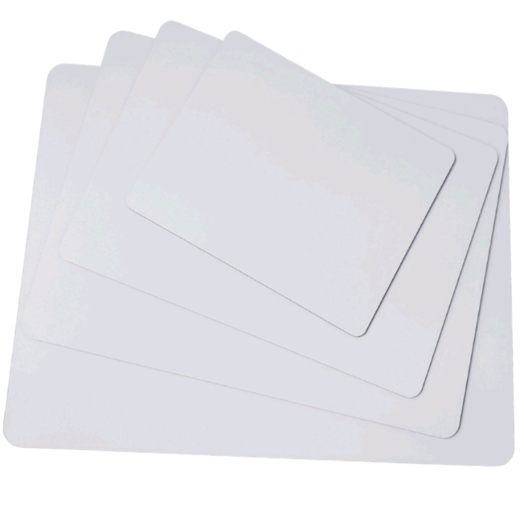 Conjunto de tapetes plásticos brancos de vários tamanhos com cantos arredondados