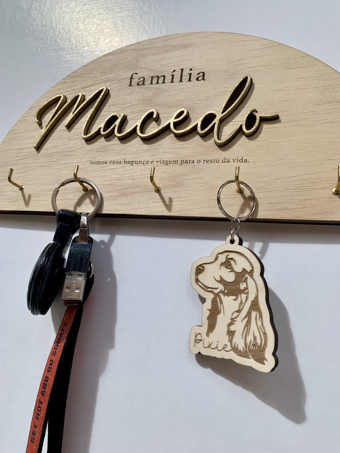 Organizador de chaves em madeira com nome personalizado e chaveiro de cachorro