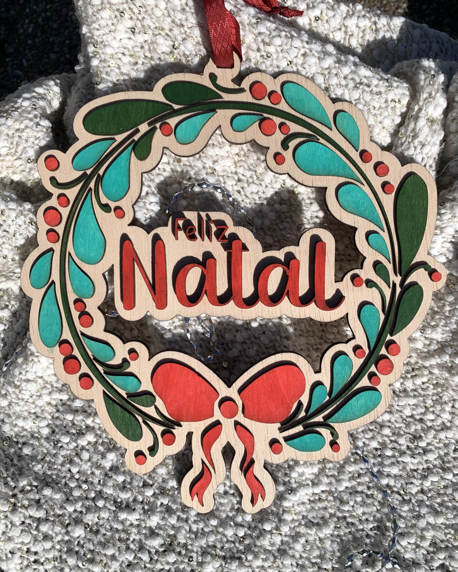 Decoração de Natal em madeira colorida com texto Feliz Natal