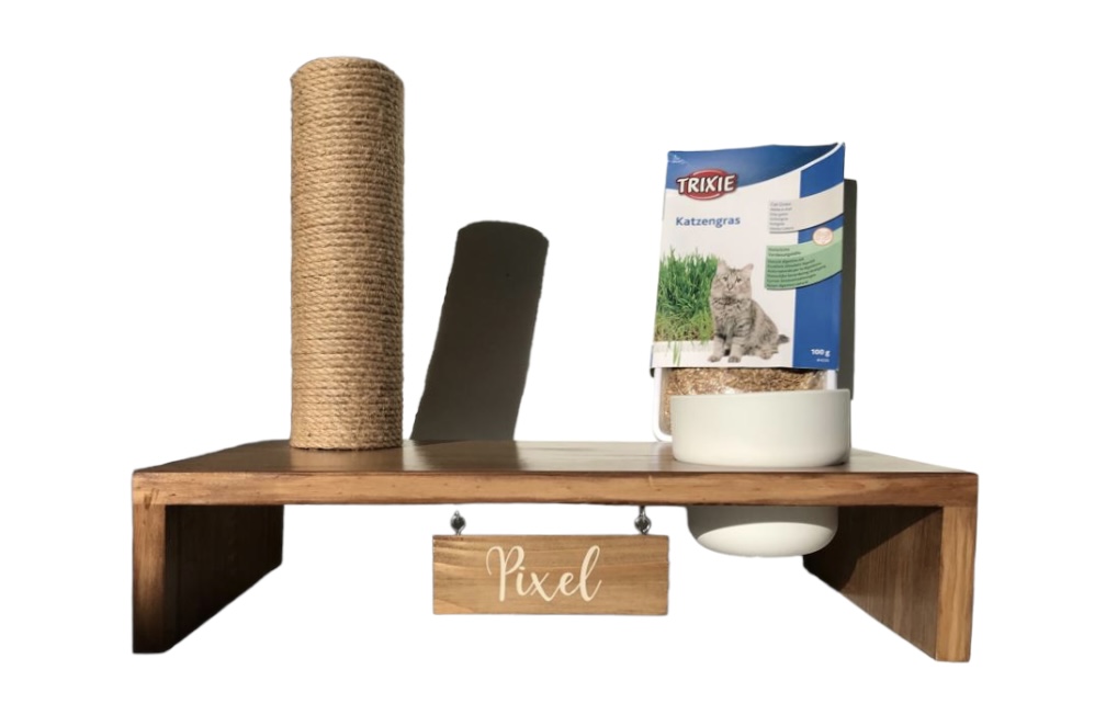 Suporte de madeira para gatos com poste de sisal, placa com nome Pixel e comedouro branco com embalagem de relva TRIXIE.