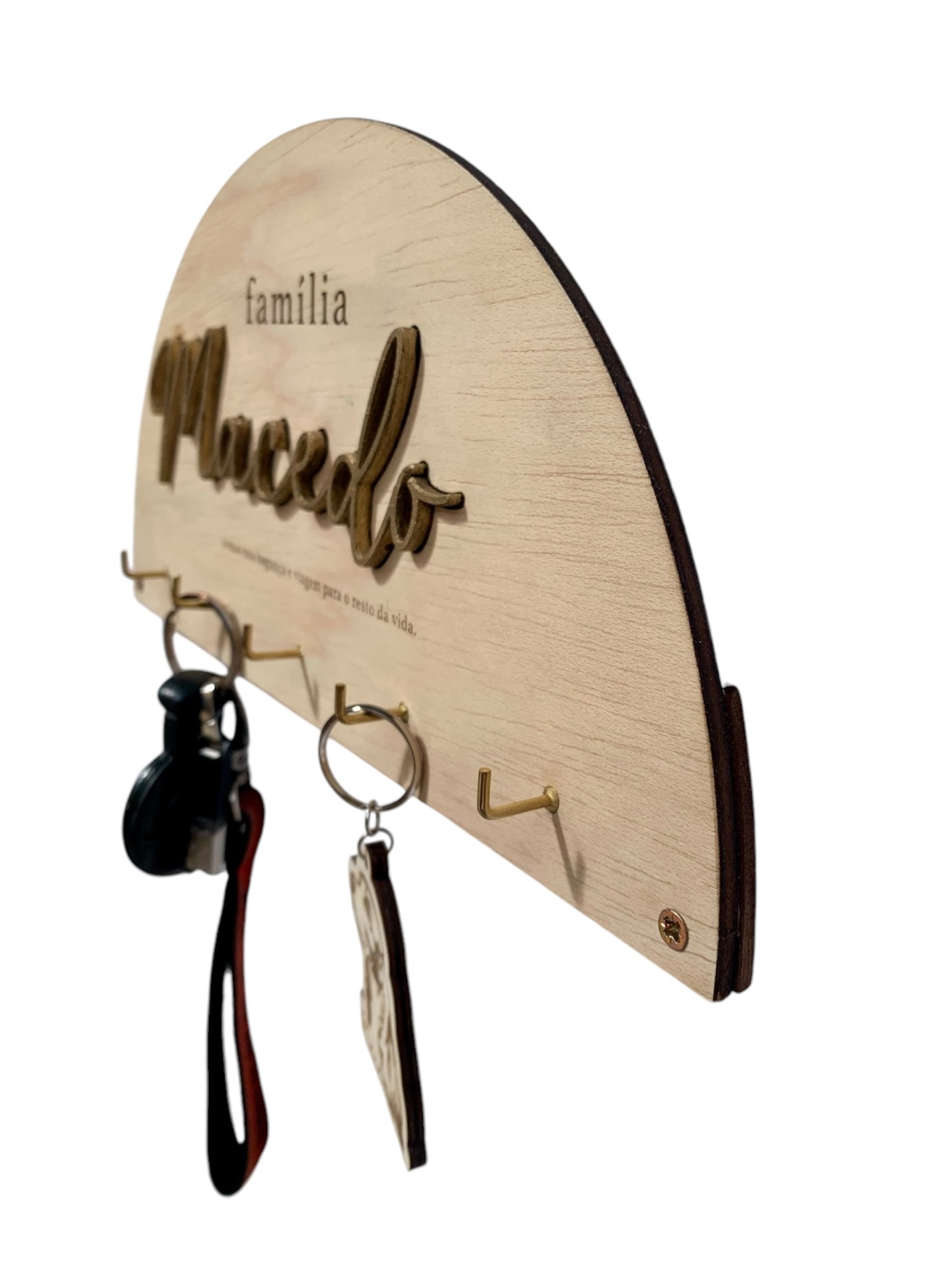 Porta-chaves de madeira com texto 'familia Macedo' e ganchos com chaves penduradas