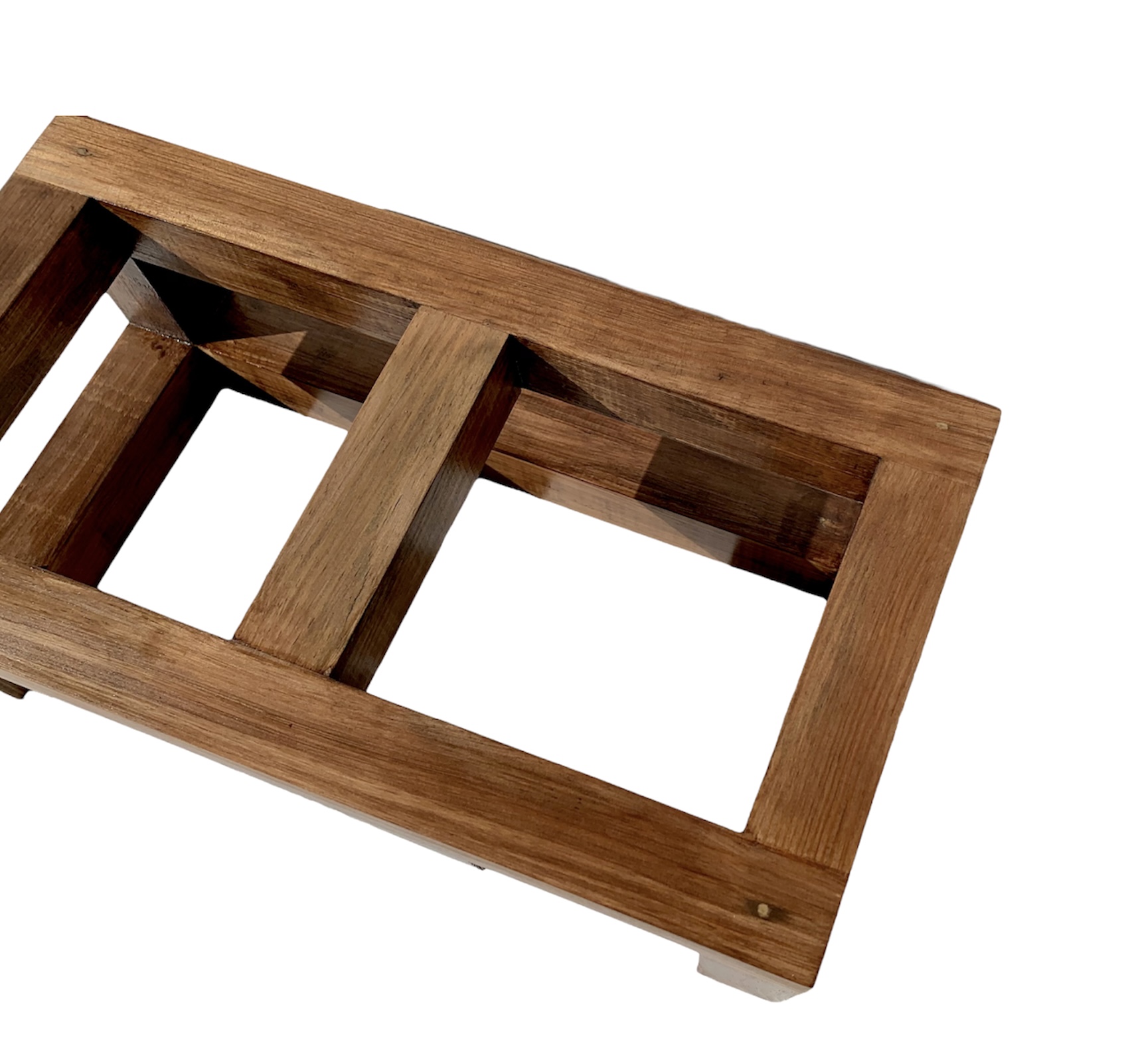 Estrutura retangular em madeira com duas divisões quadradas e suporte diagonal