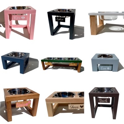 comedouros para animais em madeira com tigelas metálicas e nomes gravados