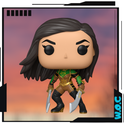 Figura colecionável feminina com roupa verde e dourada e duas adagas