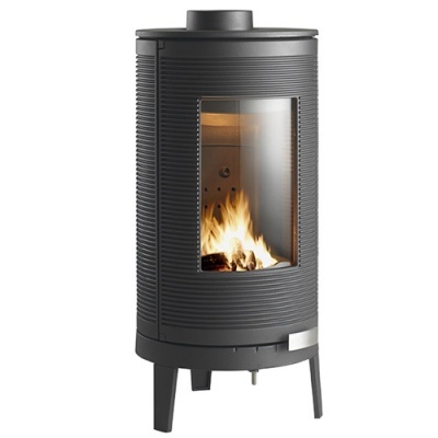 Lareira a lenha preta cilíndrica com vidro frontal e fogo aceso