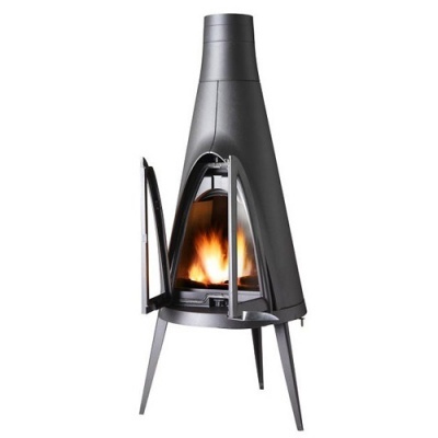 Lareira metálica cinza com porta de vidro aberta e fogo aceso