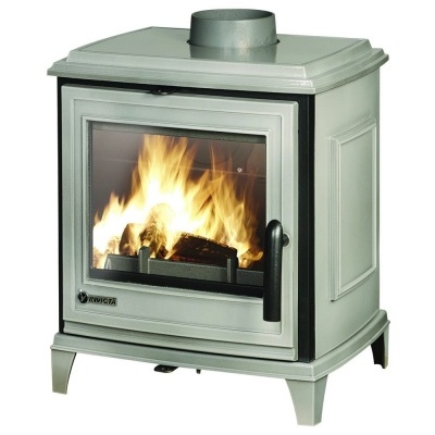 lareira a lenha cinza com porta de vidro e fogo visível