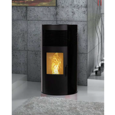 Lareira moderna preta cilíndrica com fogo visível e parede de cimento cinza ao fundo