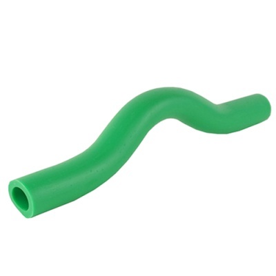 Tubo curvado verde de plástico com fundo branco
