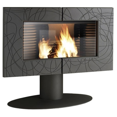 Lareira moderna em metal preto com vidro frontal e fogo visível