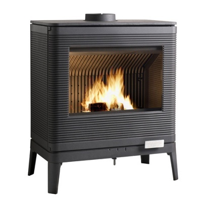 Lareira a lenha preta com vidro frontal e fogo visível