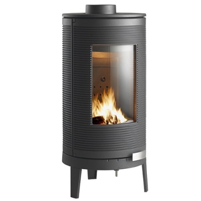 Lareira a lenha preta cilíndrica com vidro frontal e fogo aceso