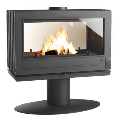 Lareira preta em aço com vidro frontal e fogo aceso