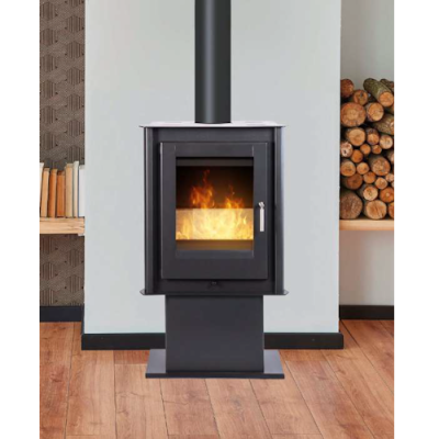 Lareira a lenha preta com vidro e fogo aceso num interior com chão de madeira e lenha empilhada