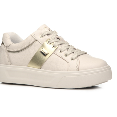Ténis branco com detalhe dourado e sola espessa.