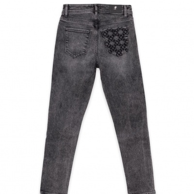 Calças de ganga cinza escuro com bolso traseiro decorado com padrão floral preto