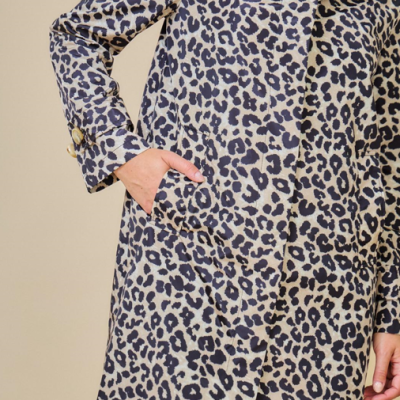 Casaco comprido animal print bege e cinza com botões dourados