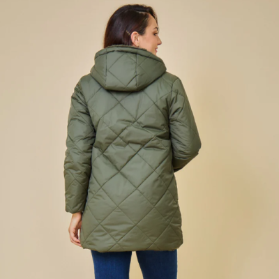 Casaco acolchoado verde-oliva com capuz visto de costas