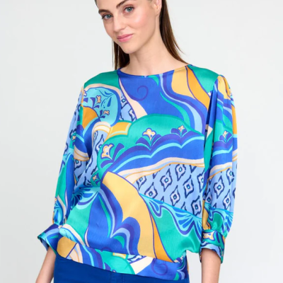 Blusa feminina colorida com padrão abstrato em tons de azul, verde e amarelo