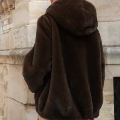 Casaco castanho escuro com capuz e textura aveludada